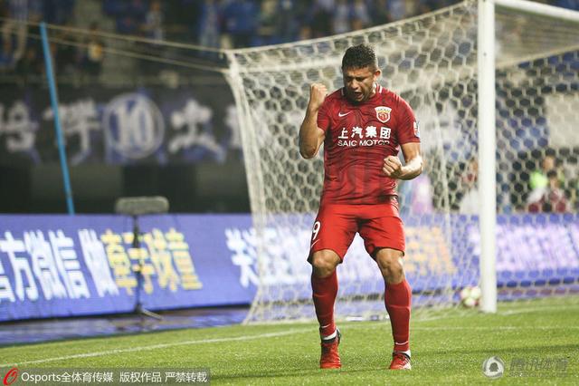 为完成影片中震撼人心的“炮击敌人”这场戏，主创团队预埋了400多个炸点，并由十几台机器同时拍摄，才有了观众在电影院观影时所看到的一幕幕震撼和感动的场景。