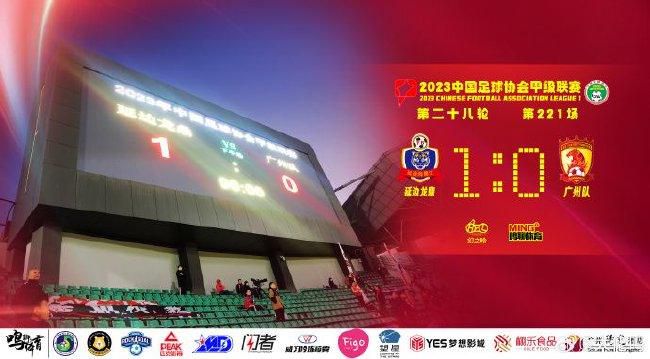 谢霆锋在伦敦为张曼玉拉客“免费剪发”。