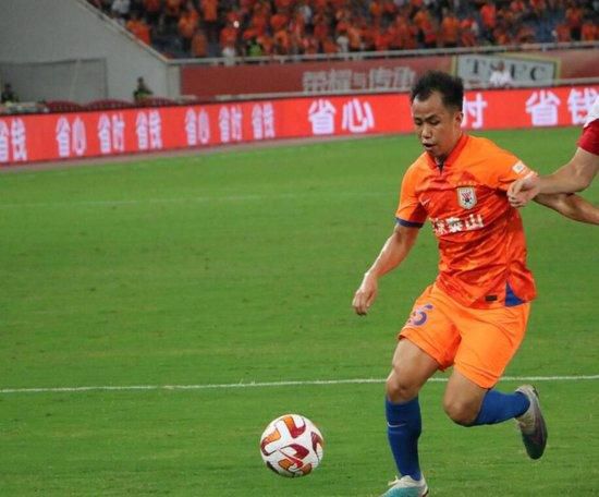 原著时间跨度长达百余年，但剧集改编却过于聚焦当下生活和家长里短，更像青春励志剧，失去了历史厚重感和时代纵深感，格局和深度都有所不足。