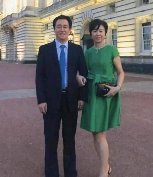 苏永康到酒店接新娘，迎娶37岁的时装品牌高层女友冯翠珊(Anita)。