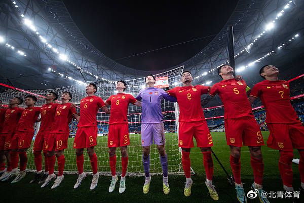 ”不过40余年的探索，中国电影人们拨开迷雾，手持着摄影机的微光，亲身走入时代的洪流，俯身触摸底层的血海。