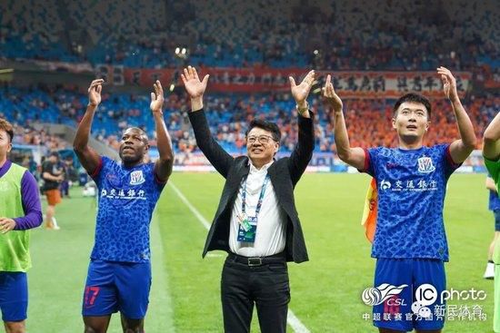 从沈阳到北京，再到德国、日本等世界各地，这位父亲为儿子寻找名师、参加国际比赛，最终帮助17岁的儿子考上顶尖音乐学校，并在世界级音乐比赛中一举成名，实现了父亲“托举”的梦想。