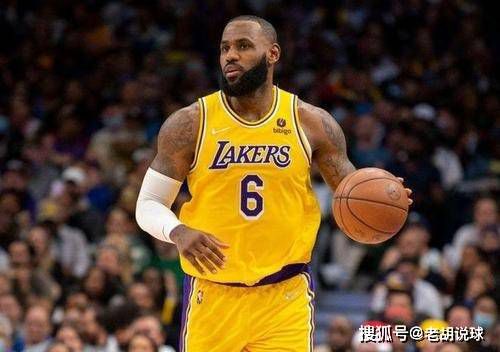 范宁的绿色连衣裙时髦大方，使年仅16 超模汉丁顿露性感香肩 丽芙·泰勒美艳抹胸裙抢镜 2016-02-24 展完美线条，天使男模Lucky Blue帅气亮相，黛西·罗易一袭白裙，超模艾利桑娜·缪斯透视印花裙端庄典雅。