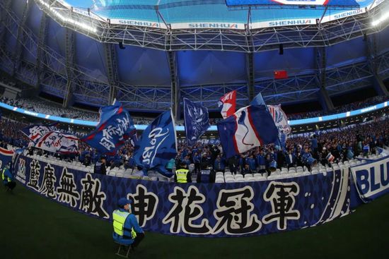 主角们喜欢逛小摊、吃夜宵，从厨房解放出来的他们在街景中形成新的社交关系。