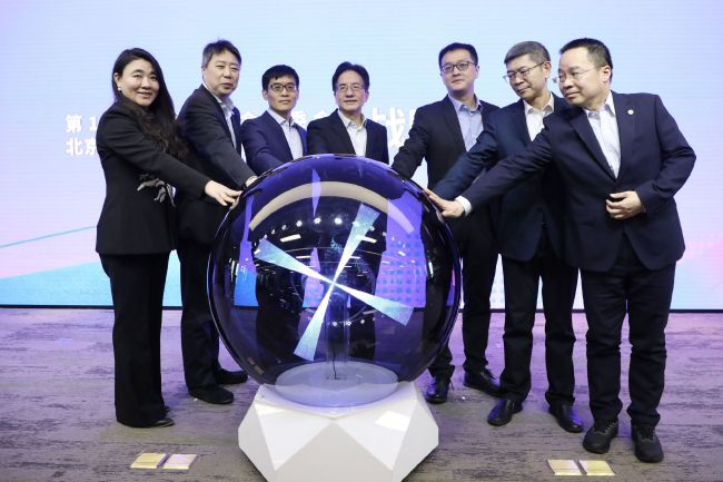 邓超顿时“入戏”地站 邓超“超剧场”开业 刘亦菲美艳助阵、黄渤搞怪 2016-06-27 2016年06月26日，“超剧场”开业仪式。