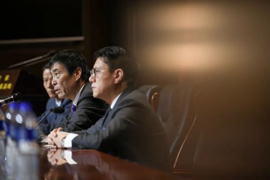 而《头文字D》虽然拍摄于二十年前，但通过巧妙的剪辑与音效设计，依然让“排水渠过弯”成为影史经典瞬间。