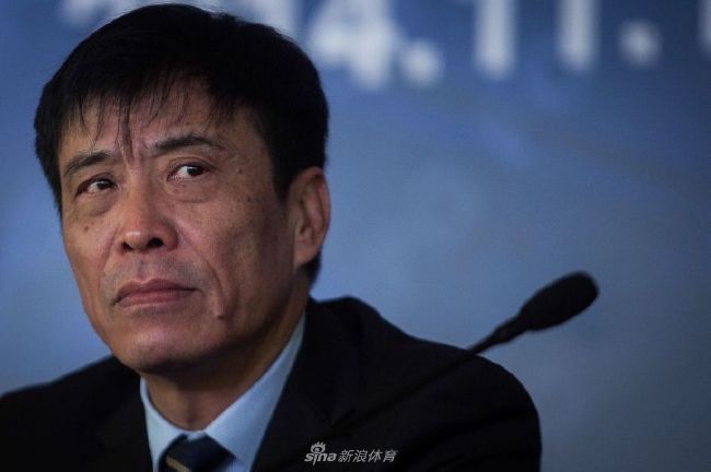 只见周董保持帅酷姿态，没有回头回应粉丝，只是进了安检口后下意识对着空气坐了挥手动 准新郎周杰伦骑车耍帅神采奕奕：想尽快生子当爸 2014-07-04 7月3日，周杰伦出席某新车品牌发布会活动，台上周董身穿机车套装，骑上机车大摆帅酷动作，传出婚讯的周董春风满面神采奕奕。