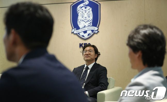 昆凌低胸秀深沟遭主持人抓玉手 尴尬甜笑表情僵硬 2016-08-26 昆凌身穿华丽服饰出席某活动代言。