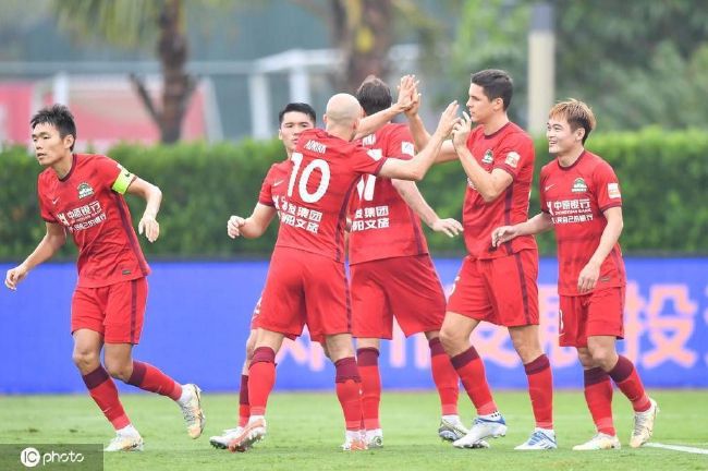 乔榛、肖桂云获中国文联终身成就奖（电影）《好东西》获最佳故事片，导演、编剧邵艺辉登台易烊千玺凭《小小的我》获最佳男主角这场以“擎光而行”为主题的颁奖典礼，与此前“点亮金鸡”的电影节开幕式一道，是电影频道为本次金鸡奖打造的大型盛典活动。