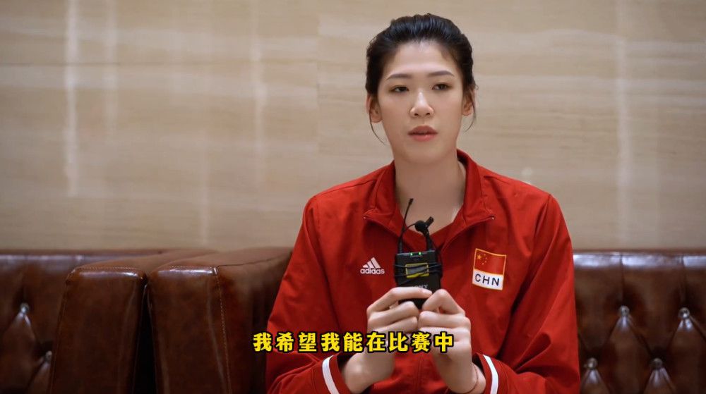 主演罗素·克劳、詹妮弗·康纳利现身出席，两人在现场不仅亲密合影，还受到现场粉丝的热烈追逐，气氛狂热。