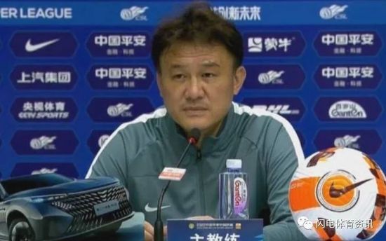 成龙现身伦敦出席会议，并与威廉王子握手热聊。