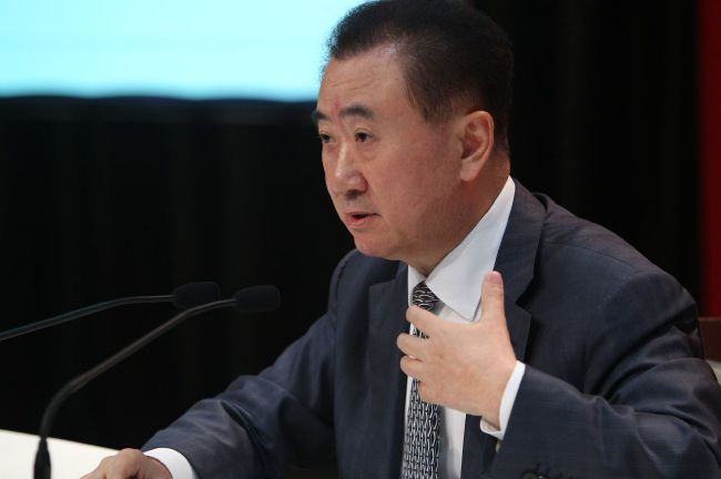 在现场，金秀贤身穿一身蓝色西装亮相，并用中文和在座媒体记者打招 金秀贤旋风袭港穿休闲装帅气亮相 粉丝情绪激动 2014-04-23 22日在香港，凭韩剧《来自星星的你》爆红的人气韩星金秀贤来到香港，吸引超过500名粉丝挤向机场争睹偶像风采。