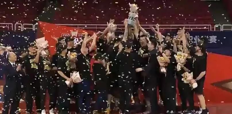 大方认爱卡哥：是的，我们订婚了 锦绣开年！