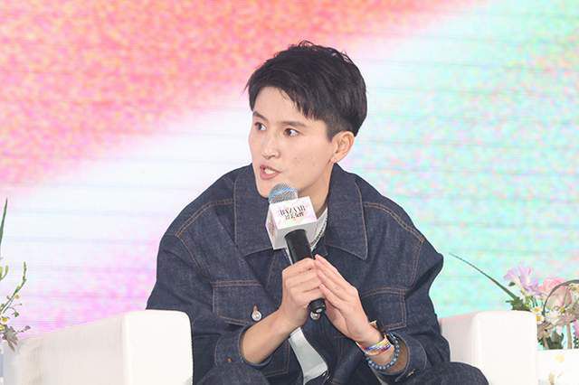 导演张艺谋休闲装亮相。
