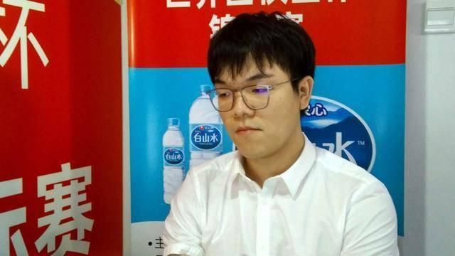 郭碧婷巴黎看秀惹火红唇秀香肩 熊黛林新欢亮相 2013-09-26 巴黎，当地时间9月25日，2014巴黎春夏时装周，熊黛林现身某品牌秀场。