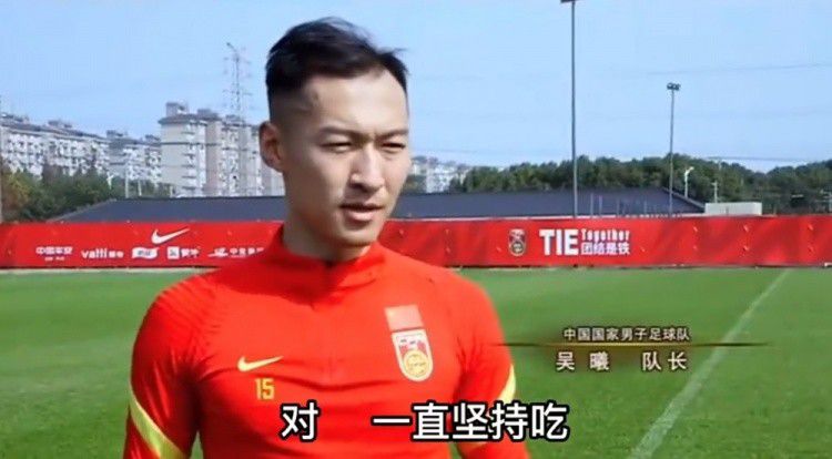 主办方为二人送上黑色“贵宾卡”，但细心的范爷说两人只要用一张卡，剩下的一张可以派送给现场观众。