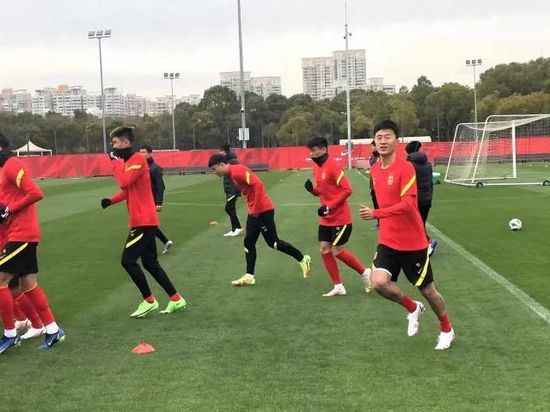 近日也同步发布了韦小蓝（张艺上 饰）、黄伟航（秦奋 饰）单人角色海报。