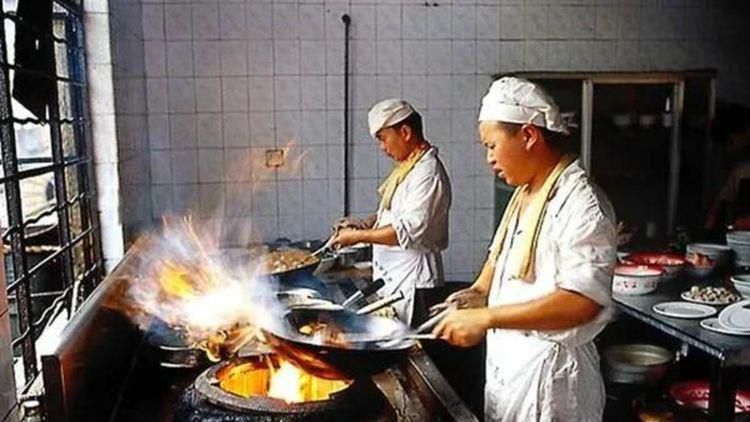 虽然丑闻缠身，但球场老将伍兹似乎未受太大影响，招牌笑容依 可以不看冬奥 这件花滑史上最大丑闻却不可不知 2018-02-11 时隔20年，谭雅·哈丁“买凶伤人”的真相已无处可寻，却让我们更冷静地看待这一花滑史上最大丑闻背后，每个人的是与非 英国王室的丑闻，终于拍出来了 2022-12-28 王岳伦又陷夜会丑闻 删除表白李湘微博有情况？
