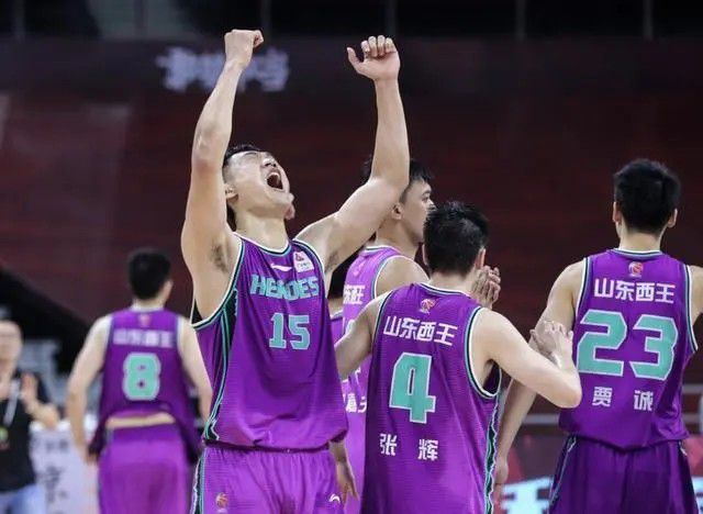 导演郑保瑞、制片人刘晓光携主演甄子丹、周润发、郭富城 甄子丹摆猴姿态撑《大闹天宫》 郭富城斜眼显萌 2014-01-28 27日在台北，影片《西游记之大闹天宫》在此举办首映典礼。