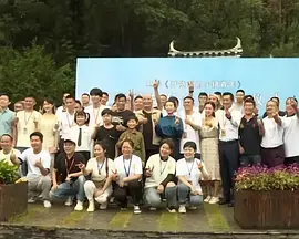 酷酷的表情配上这一身休闲随性的LOOK 海瑟薇与男性友人微笑聊天 遇偷拍淡定指向狗仔 2014-03-13 当地时间3月11日，洛杉矶，安妮·海瑟薇与一名男性友人一起现身街头，她身穿清凉裙装，一直面带微笑，与友人愉快聊天，看起来心情很好，而当发现有人偷拍时，海瑟薇并没有发火，扭头指了一下镜头就继续走路。