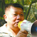 照片中，山下智久穿着黑色运动服、戴着口罩在进行运动，看起来了状态不错。