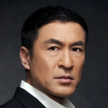 张涛介绍了演员们拍摄中会用到的一台绿幕前的跑步机，上面有两个拉手，他说拉手是测试期用的，到真正实拍的时候，会有其他的保护给到演员。