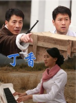 在这张宣传图上，安吉丽娜·朱莉所扮演的玛琳菲森打开了自己背后的翅膀，展示了主角的全部造型。