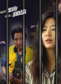 “小K”克里斯汀·斯图尔特使出美人计，她身穿粉色亮片超短裙，大秀好身材，花式吸引目标注意。