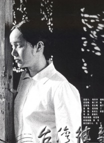 小两口衣着休闲，帕丁森推着女儿的婴儿车，苏琪陪在身侧。