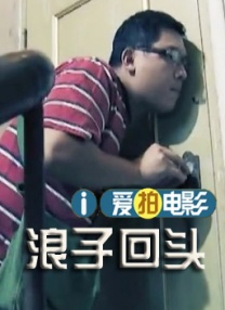 “寡姐”似乎正在与人对战，从摩托上纵身一跃，令人眼花缭乱。