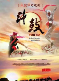 中国艺人昆凌产后首度公开亮相，穿小西装现身帅气十足。