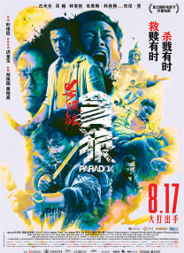 比伯用烛光和花朵重新布置了二人的豪华爱巢，尽显男人的温柔与浪漫。