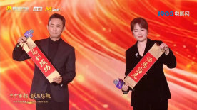 在《功夫熊猫3》中，成为神龙大侠的熊猫阿宝即使已经强大到可以用一根小拇指就打败强敌，但当他看到和自己相似却又不同的熊猫同类时，他也依然会被困惑冲昏头脑。