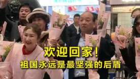它有着几何形的规则主体，以及一个圆盘型的顶端，仿佛从未来世界降落凝视着城市空间。